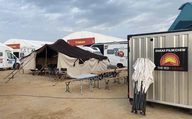 Imagen de las caravanas y tiendas del equipo de rodaje. S. Lillo