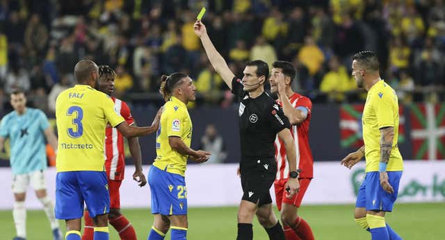 Un expulsado cada dos partidos en LaLiga, uno cada 12,5 en la Premier