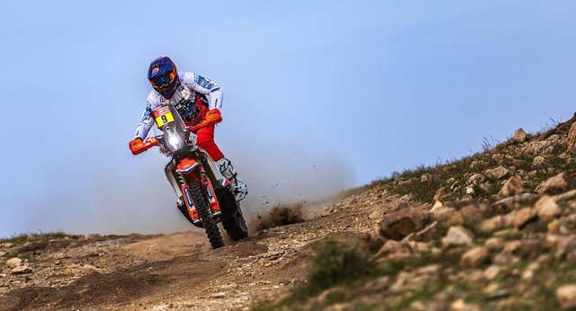 Mason Klein da la campanada en motos en el Rally Dakar y Barreda, con dolor