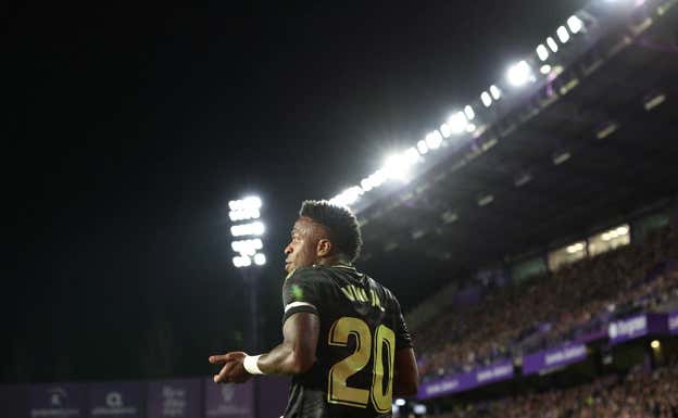 Vinicius se queja al árbitro en un momento del partido ante el Valladolid.  REUTERS