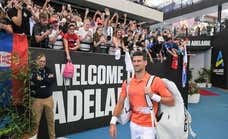 Djokovic se da un baño de masas en su vuelta a Australia tras su polémica por las vacunas