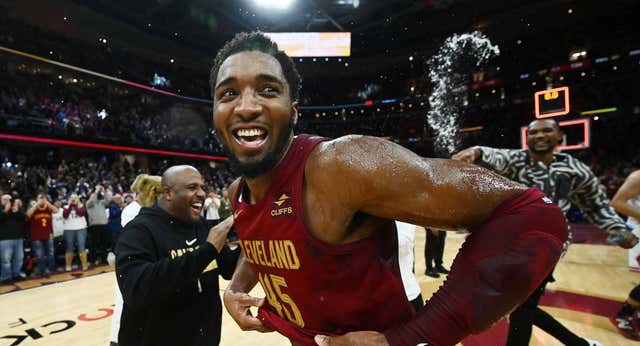 Donovan Mitchell entra en erupción y anota 71 puntos para convertirse en top 6 de la historia