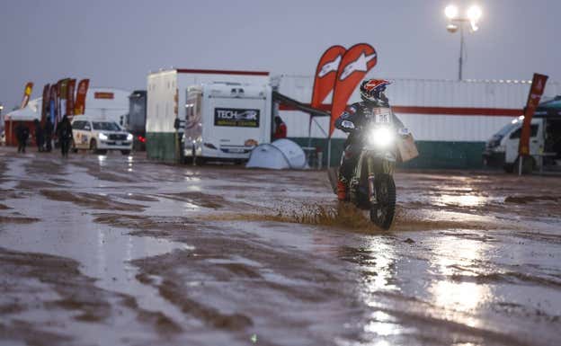 Una moto en el vivac inundado del Rally Dakar 2023 en Ha'il.  A.S.O./J.Delfosse/DPPI
