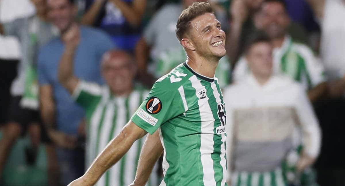 Joaquín sonríe mientras celebra un gol en la Europa League.