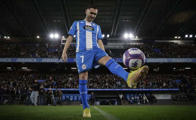 Lucas Pérez da toques en su presentación con el Deportivo. EFE
