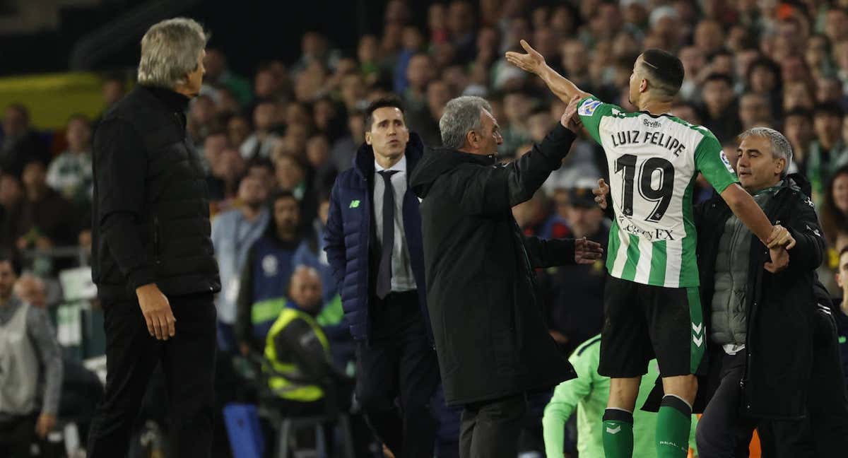 Luiz Felipe se encara con el banquillo del Athletic./EFE