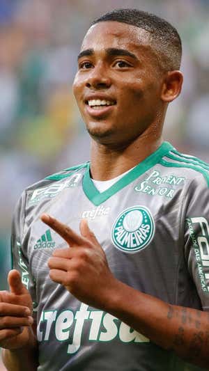 Gabriel Jesus celebra un gol con Palmeiras.