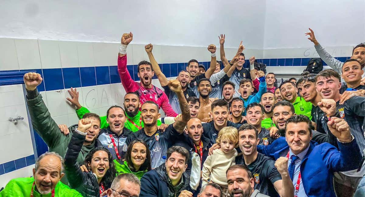 El Ceuta celebra su pase a los octavos de final de la Copa.