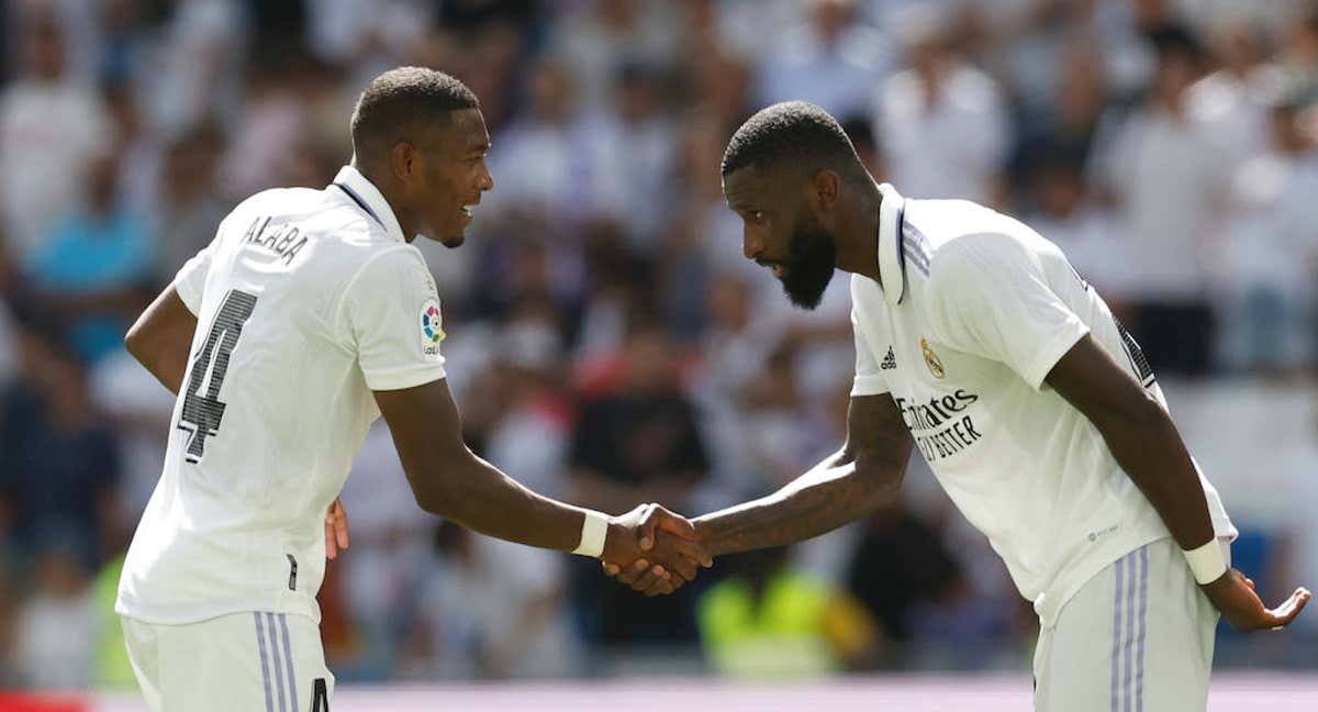 Alaba y Rüdiger se dan la mano durante un partido./Getty