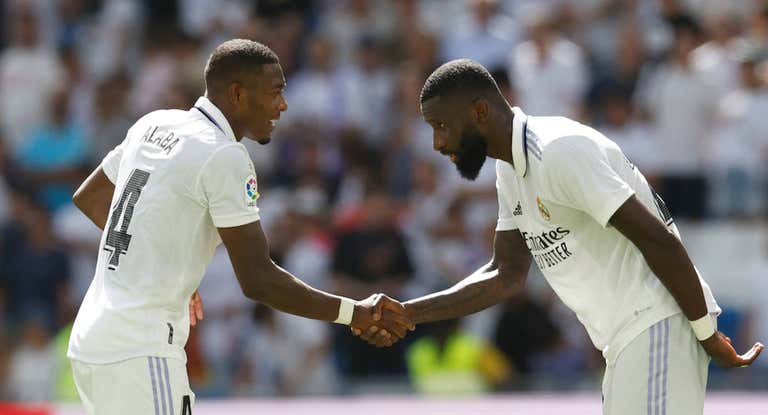 Alaba y Rüdiger se dan la mano durante un partido.