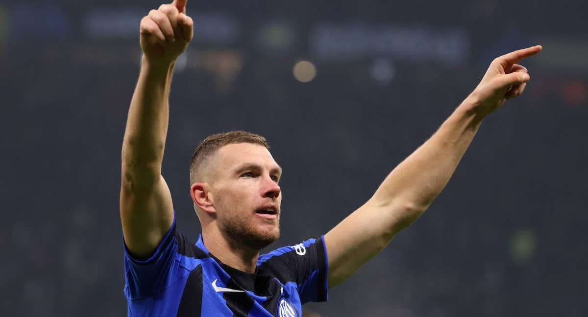 Edin Džeko celebra el gol del Inter.