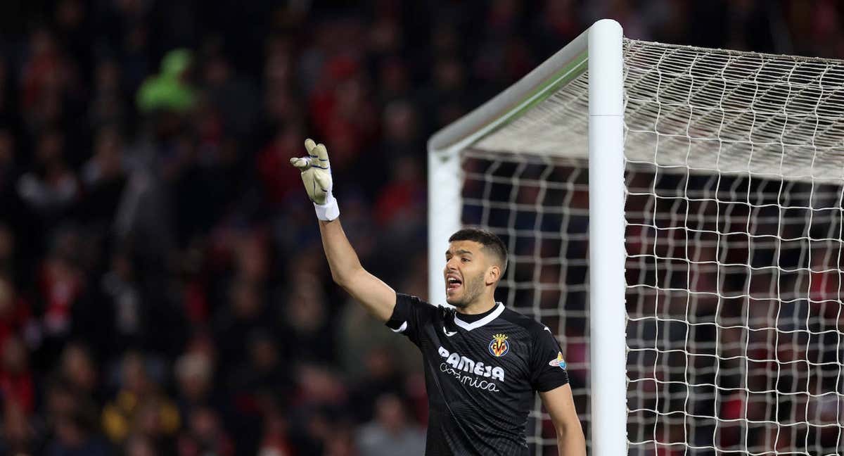 Rulli, durante el partido del Villarreal ante el Liverpool. /REUTERS