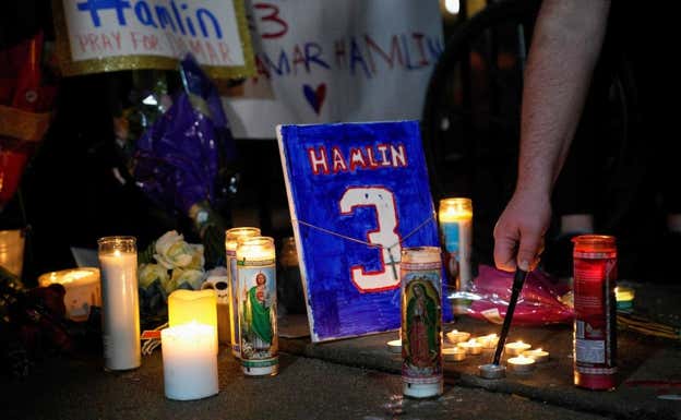 Muestras de apoyo a Hamlin en las afueras del hospital. AFP