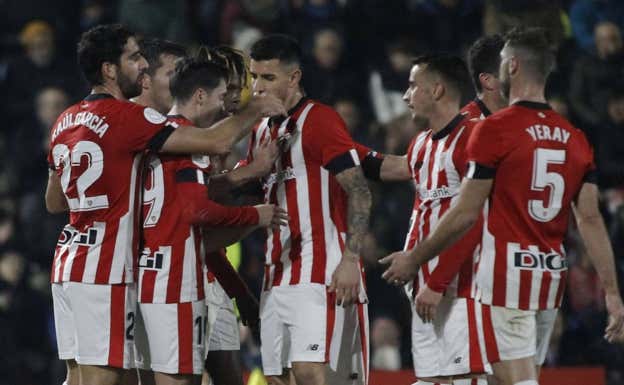 Los jugadores del Athletic celebran uno de los goles ante el Eldense. EFE