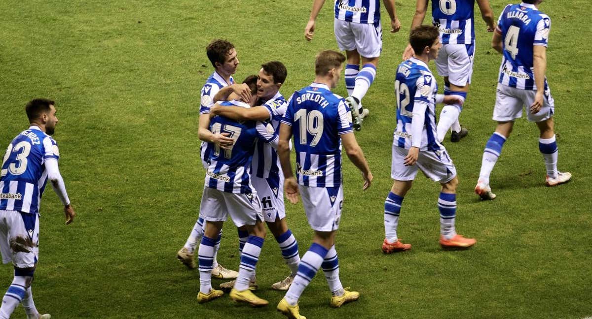 Robert Navarro, felicitado por sus compañeros tras marcar al Logroñés.