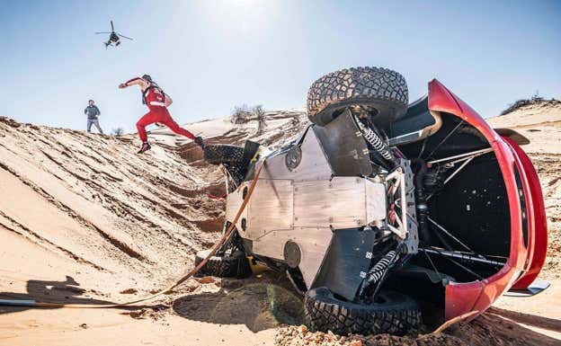 Vuelco de Sébastien Loeb en la etapa 5 del Rally Dakar.  A.S.O.