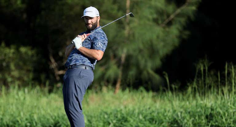 Jon Rahm, esta madrugada, observa uno de sus golpes en el Tournament of Champions.