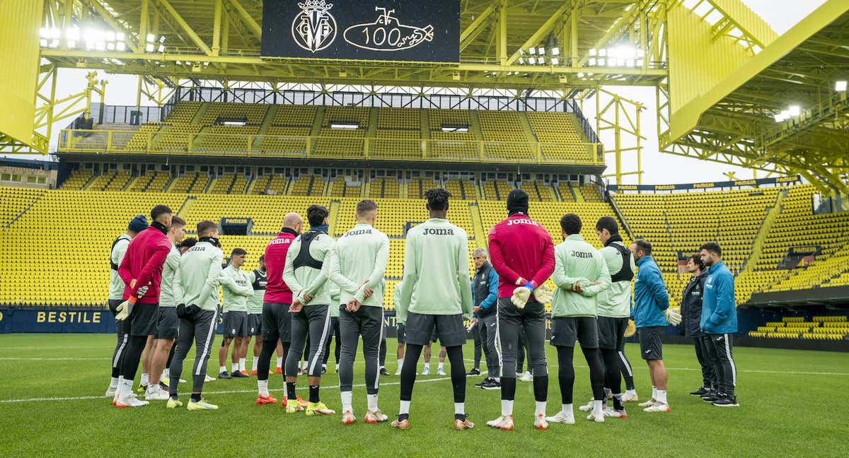 Quique Setién con su plantilla.