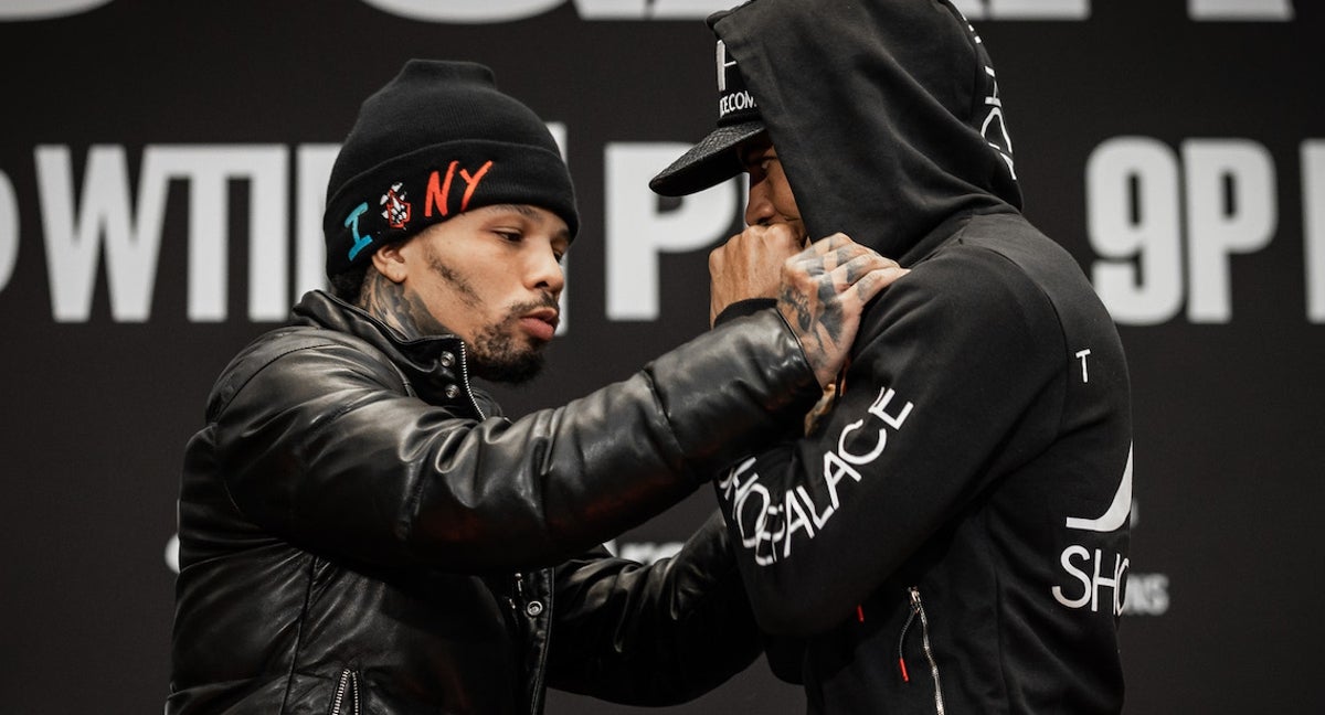 Gervonta Davis y Héctor Luis García se empujan durante la rueda de prensa previa a su combate.