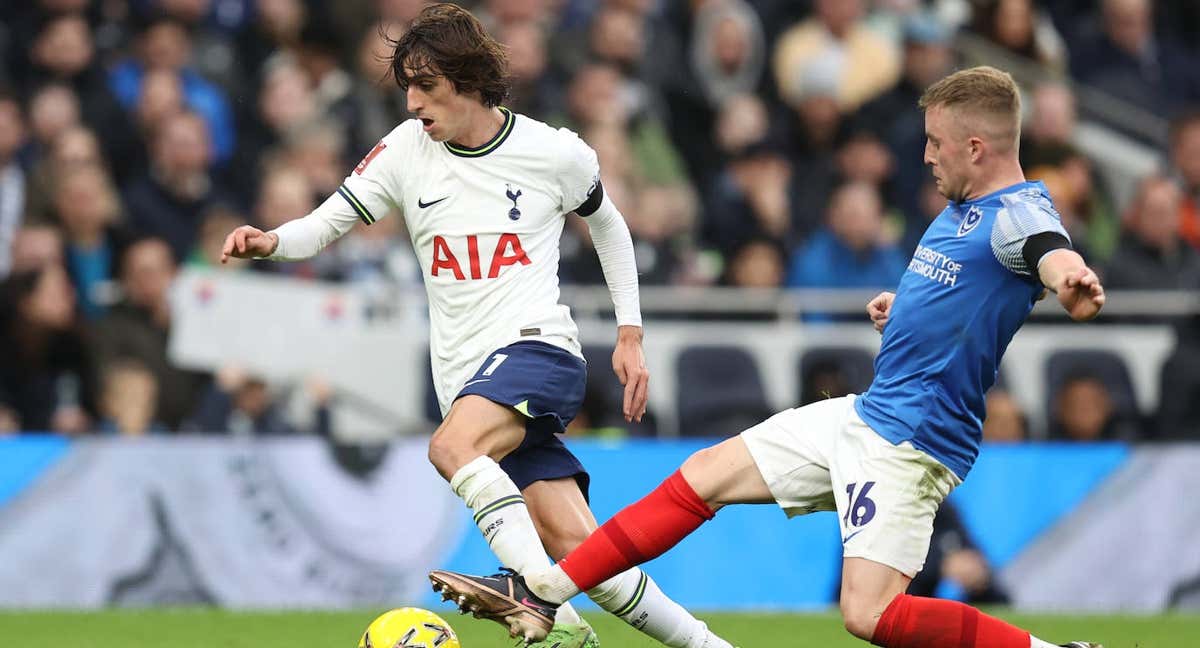 Bryan Gil disputa un balón en el encuentro ante el Portsmouth./GETTY