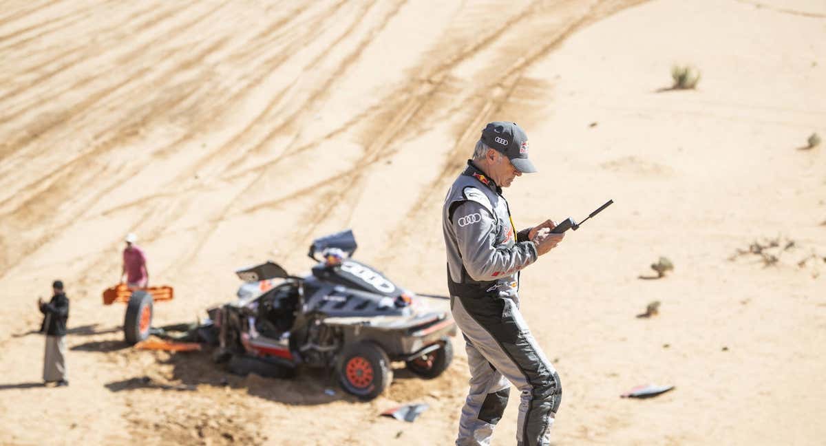 Carlos Sainz llama por teléfono satelital tras su accidente en la etapa 6 del Rally Dakar. /A.S.O./C. López
