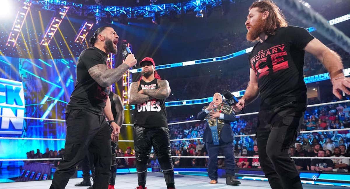 Roman Reigns abronca a Sami Zayn delante del resto de componentes de Bloodline./WWE