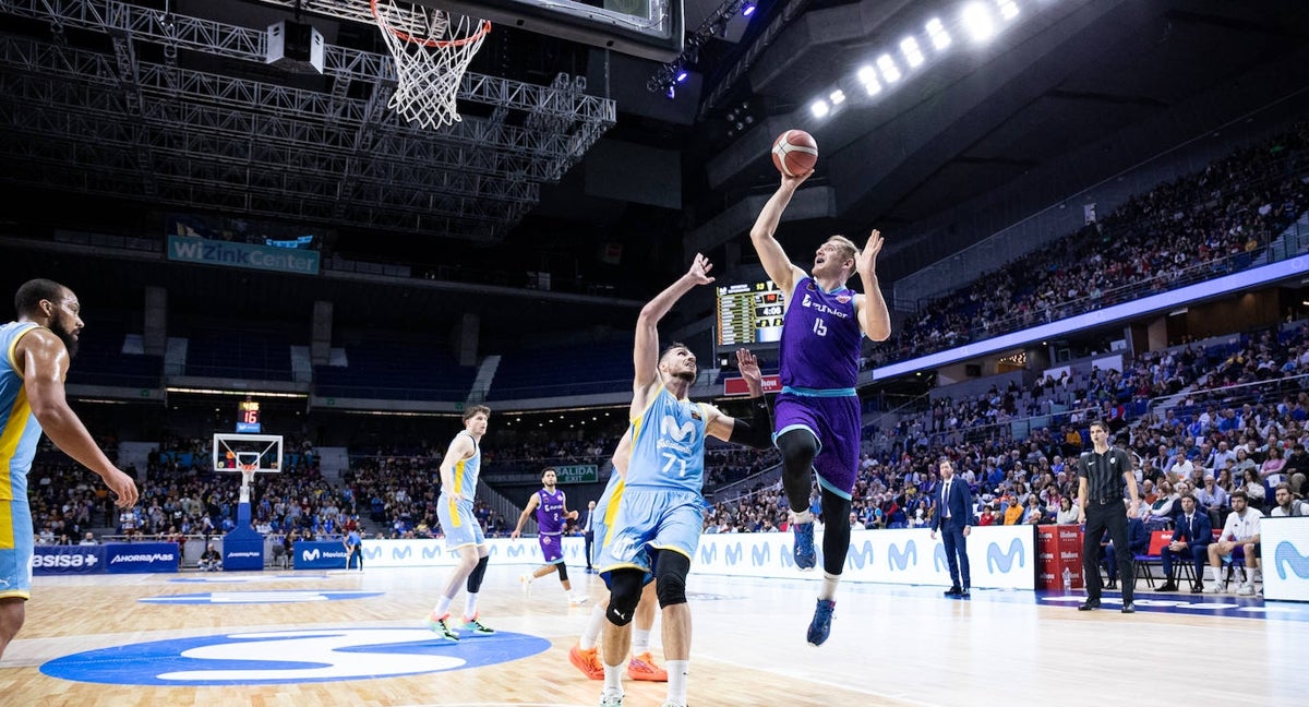 Tanner McGrew, jugador de Zunder Palencia, en una acción durante el partido ante Movistar Estudiantes.