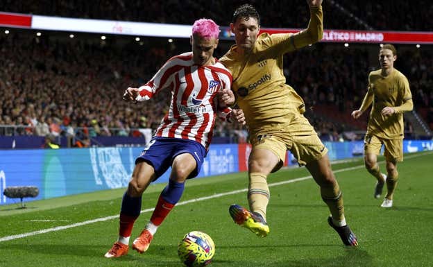 Griezmann pelea con Christensen por un balón en la banda del Metropolitano. AFP