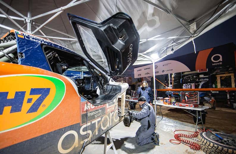 Un día dentro de un equipo del Dakar: cansancio, dedicación y precisión