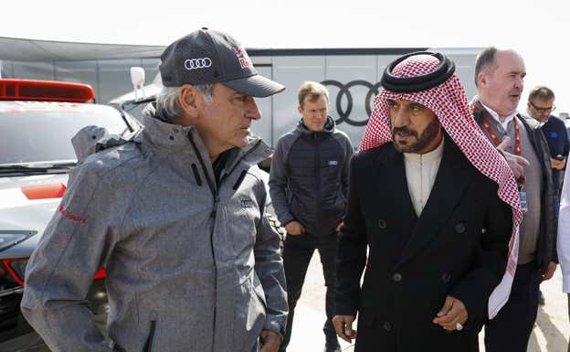Ben Sulayen y Carlos Sainz en la jornada de descanso del Rally Dakar 2023.  EP