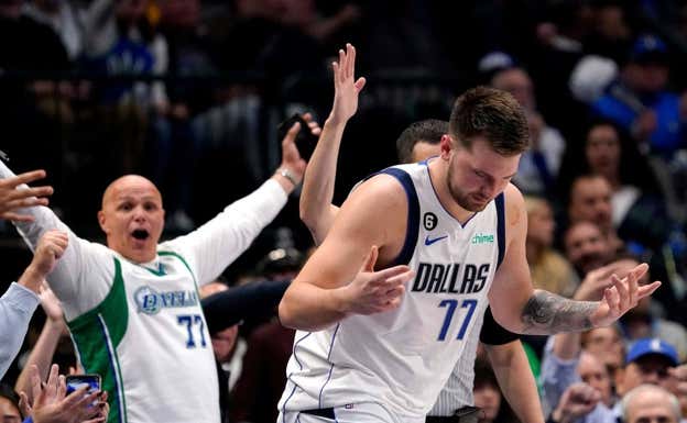 Luka Doncic celebra una canasta con los Mavs. Reuters