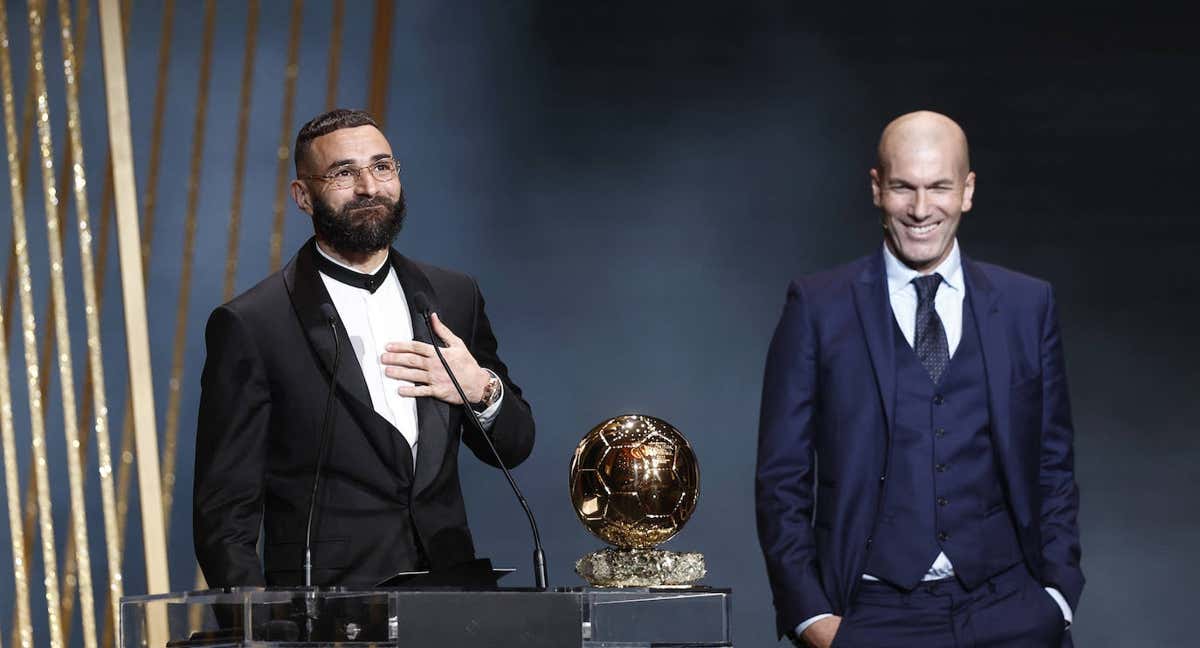 Karim Benzema y Zinedine Zidane durante la última gala del Balón de Oro./Reuters