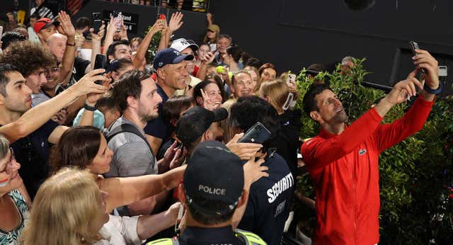Enfado, perdón y aviso a Nadal: puro Djokovic en la tierra prometida