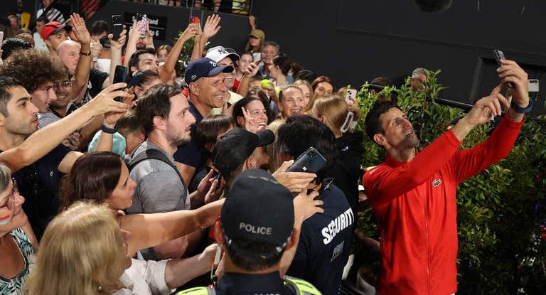 Novak Djokovic se saca un selfie después de su victoria en el torneo de Adelaida.