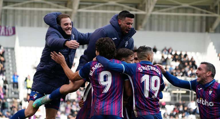 Jugadores del Eibar celebran el tanto del triunfo ante el Ibiza