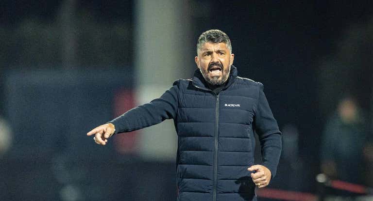 Gattuso dirigiendo al equipo en un partido.