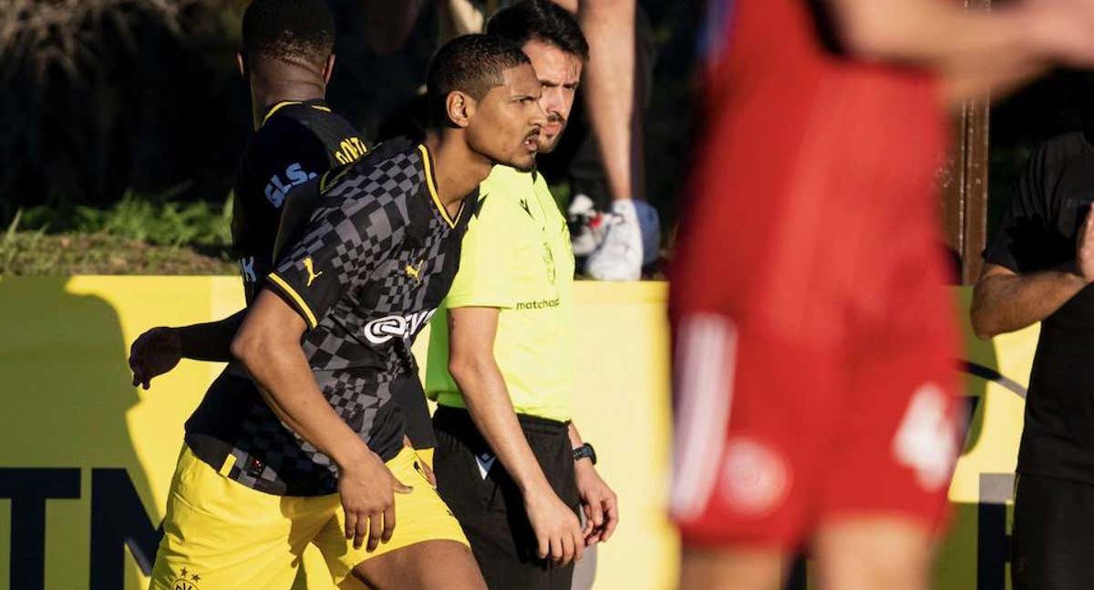 Haller disputando sus primeros minutos. /@BVB