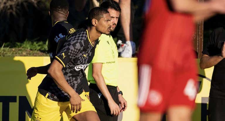Haller disputando sus primeros minutos.