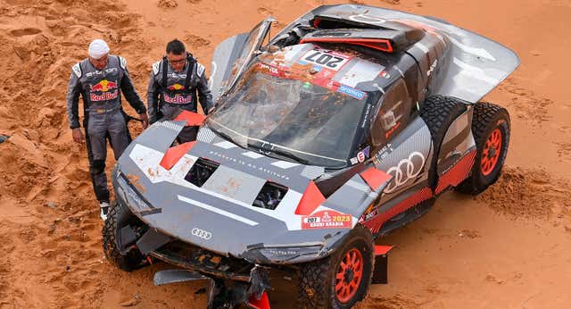 Un whatsapp tranquilizador seguido por 12 horas de caos: así se precipitó el abandono de Sainz en el Dakar