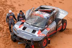 Un whatsapp tranquilizador seguido de 12 horas de caos: así se precipitó el abandono de Sainz