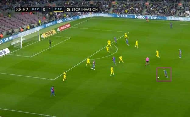 Jordi Alba en un a acción ante el Cádiz, con los interiores azulgrana en el área y él ocupando zonas más centradas.  Albert Blaya
