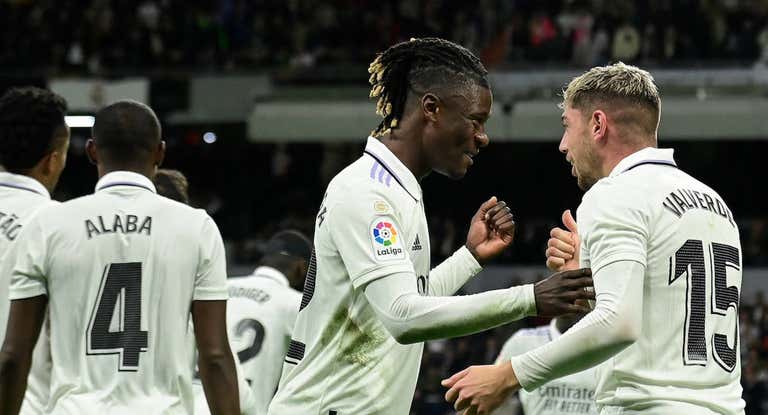 Camavinga y Valverde celebran un gol en el Bernabéu.