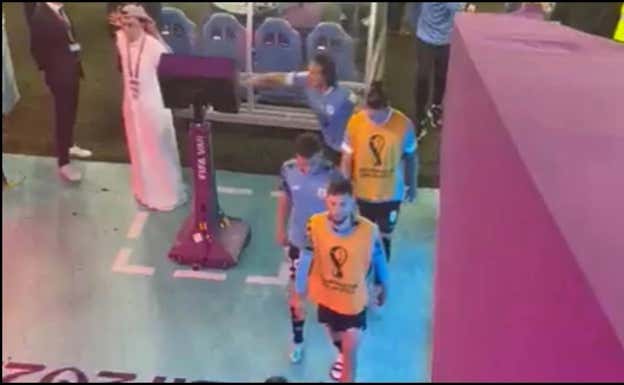 Momento en el que Edinson Cavani golpea el monitor del VAR.