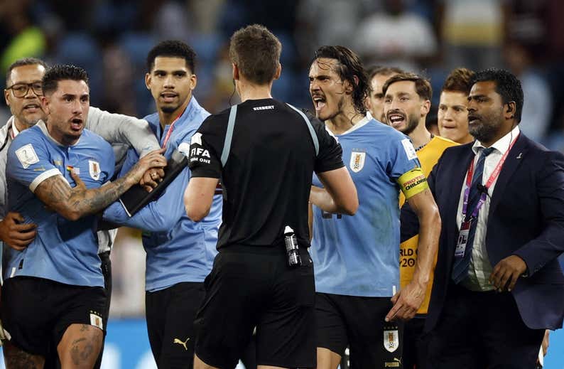 Cavani: «Si me sancionan por pegar al VAR, al árbitro tienen que meterlo preso»