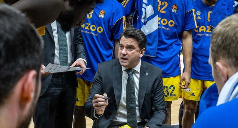 Israel González da indicaciones a los jugadores del Alba Berlín durante un partido.