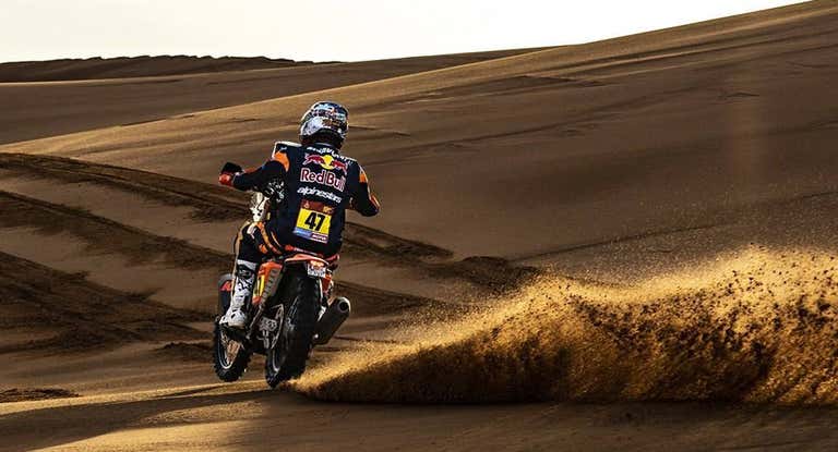Kevin Benavides durante la décima etapa del Dakar.