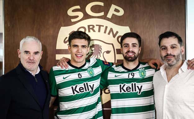 Kiko y Martim Costa, junto a su padre (derecha), tras su renovación con el Sporting.  Sporting