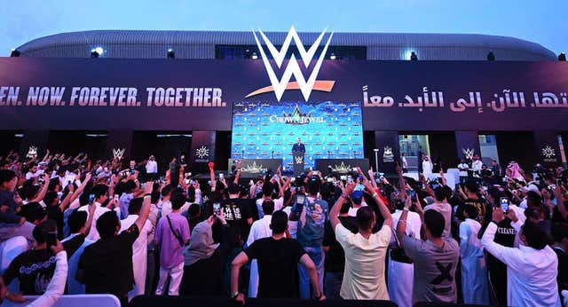 Arabia Saudí gana la partida a Disney y Amazon: llega a un principio de acuerdo para comprar WWE