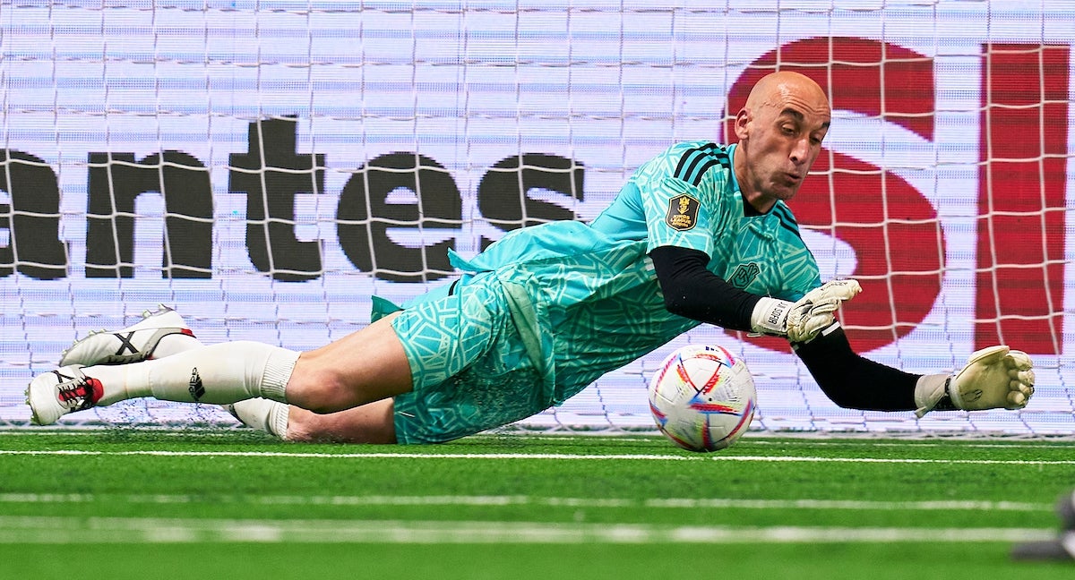 José Juan, el guardameta de El Barrio, durante un partido de la Kings League.