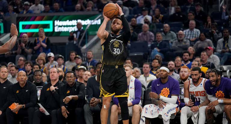 Stephen Curry lanza de tres en su vuelta tras su lesión en el hombro.